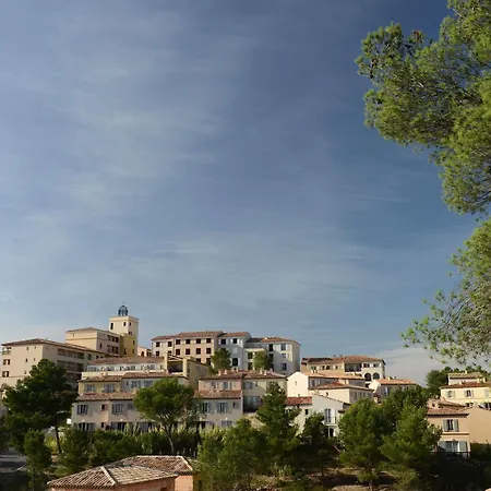 Pierre & Les Coteaux De Pont-royal Hotel